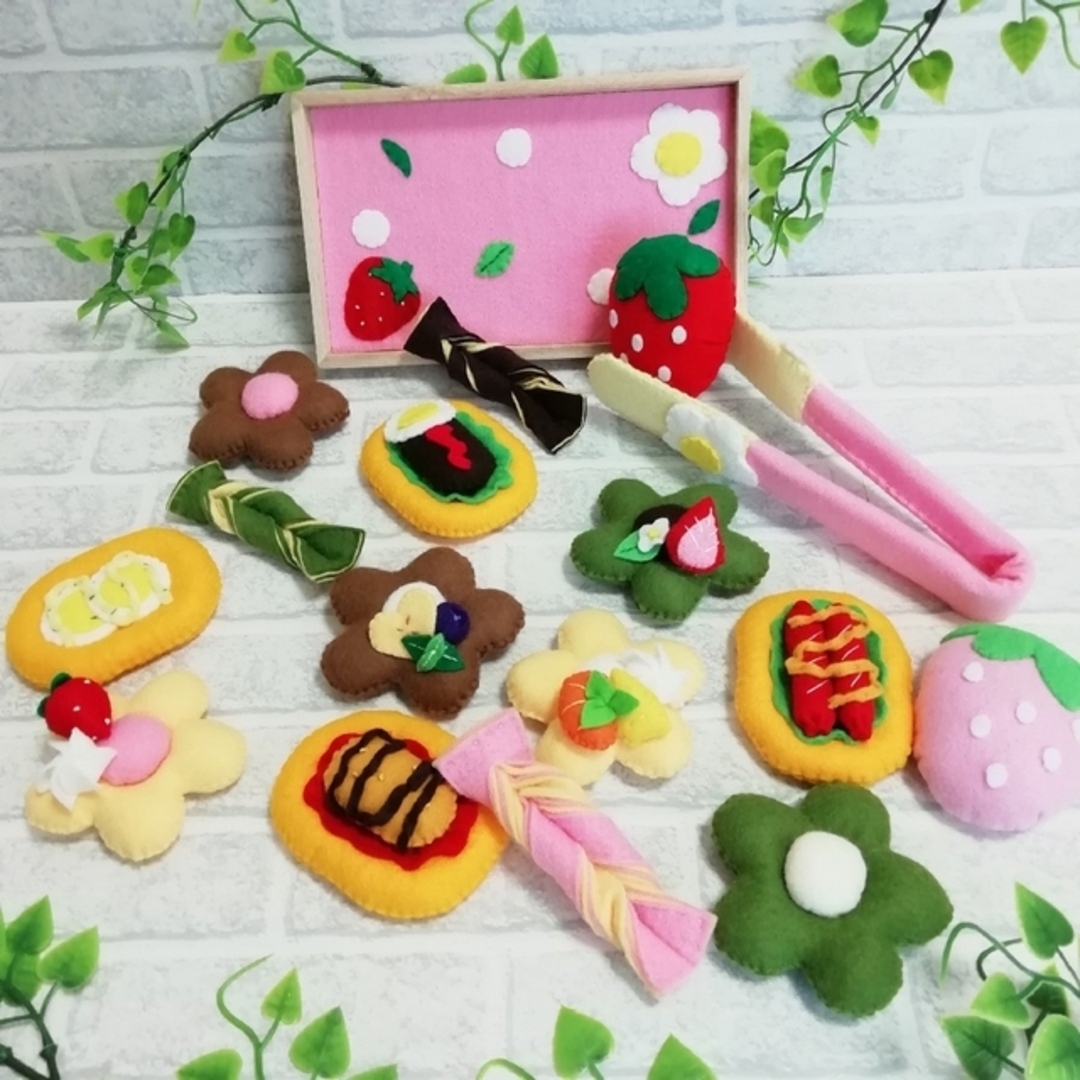 🍓フェルトおままごと🍓 ハンドメイド 新品未使用 ハンドメイドのキッズ/ベビー(おもちゃ/雑貨)の商品写真