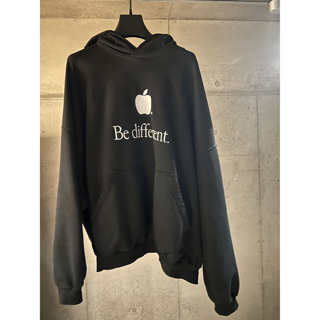 Balenciaga(バレンシアガ)のBALENCIAGA Be Different ランウェイ　アップル　フーディー メンズのトップス(パーカー)の商品写真