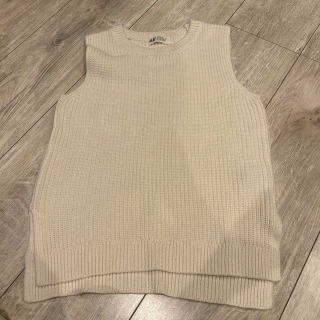 H&M(エイチアンドエム)のH&M 白ニットベスト キッズ/ベビー/マタニティのキッズ服女の子用(90cm~)(ニット)の商品写真