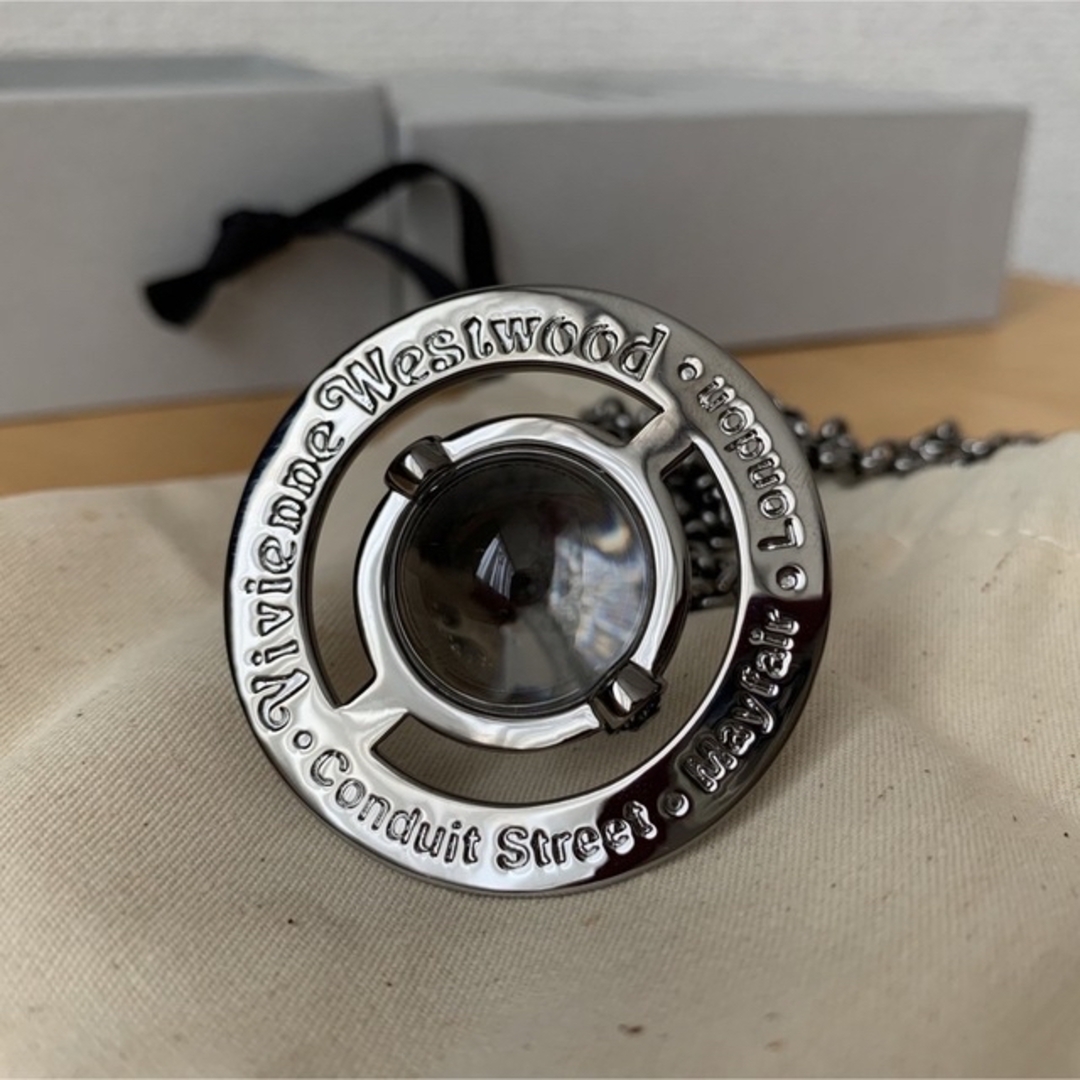 Vivienne Westwood(ヴィヴィアンウエストウッド)の【ヴィヴィアン・ウエストウッド】SMALL ORB ネックレス／ガンメタル メンズのアクセサリー(ネックレス)の商品写真