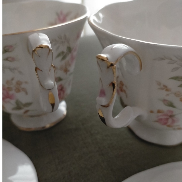 ROYAL ALBERT(ロイヤルアルバート)のRoyal Albert 英国製 pink brocadeカップ&ソーサ 2組 インテリア/住まい/日用品のキッチン/食器(食器)の商品写真