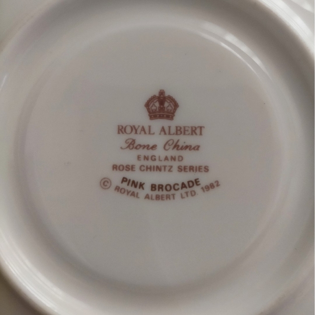 ROYAL ALBERT(ロイヤルアルバート)のRoyal Albert 英国製 pink brocadeカップ&ソーサ 2組 インテリア/住まい/日用品のキッチン/食器(食器)の商品写真