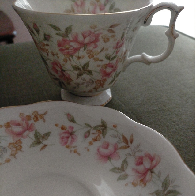 ROYAL ALBERT(ロイヤルアルバート)のRoyal Albert 英国製 pink brocadeカップ&ソーサ 2組 インテリア/住まい/日用品のキッチン/食器(食器)の商品写真