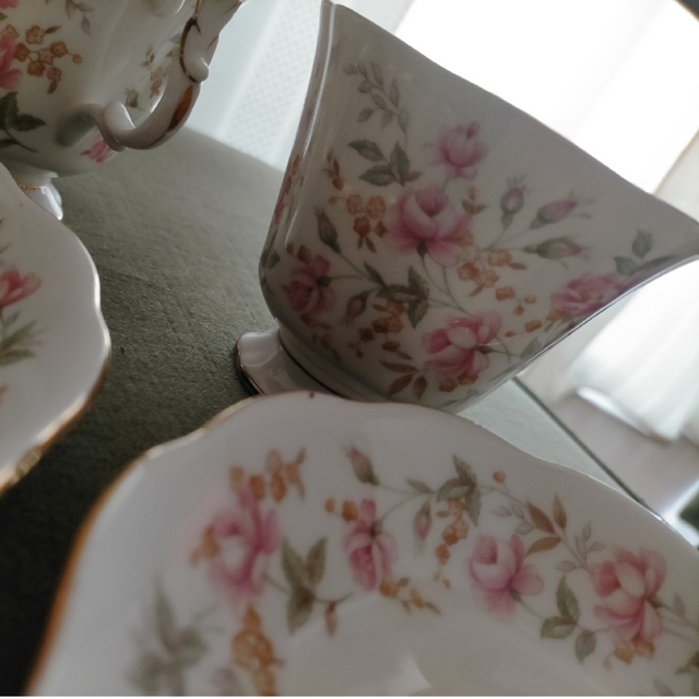 ROYAL ALBERT(ロイヤルアルバート)のRoyal Albert 英国製 pink brocadeカップ&ソーサ 2組 インテリア/住まい/日用品のキッチン/食器(食器)の商品写真