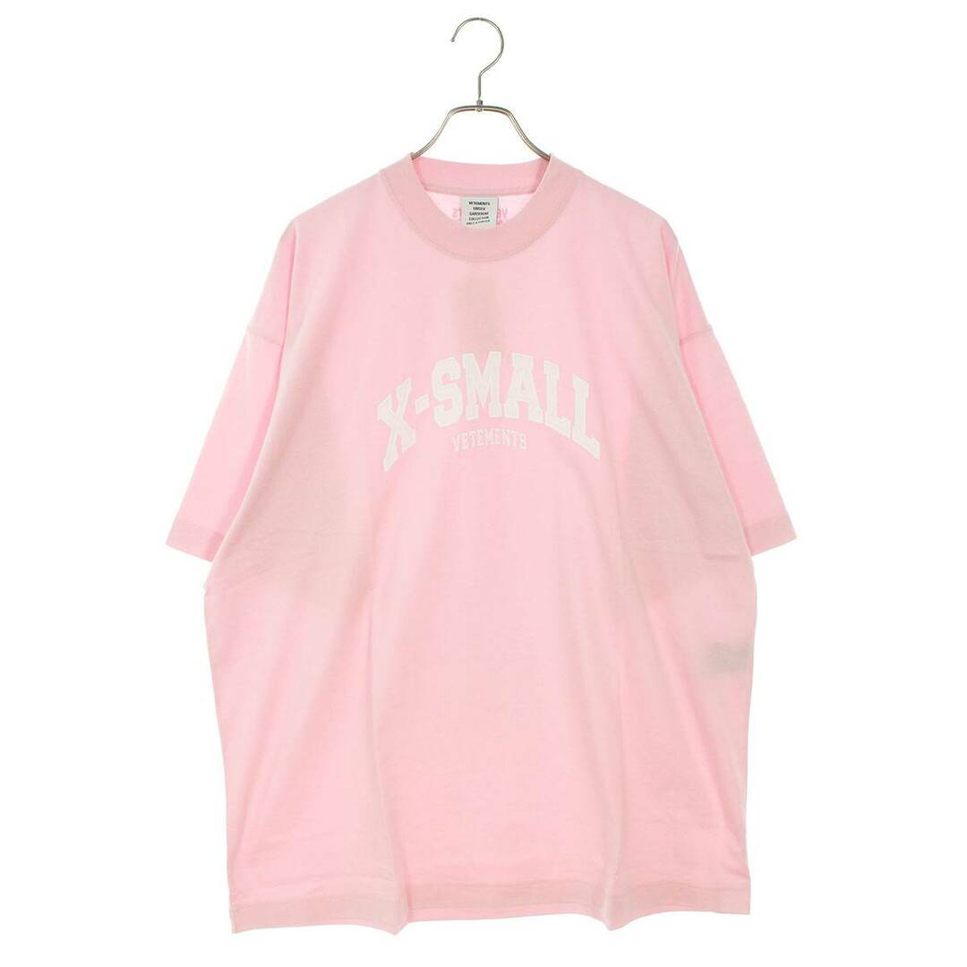 VETEMENTS(ヴェトモン)のヴェトモン  23AW  UE54TR285P BABYPINK X-SMALL刺繍Tシャツ  メンズ XS メンズのトップス(Tシャツ/カットソー(半袖/袖なし))の商品写真