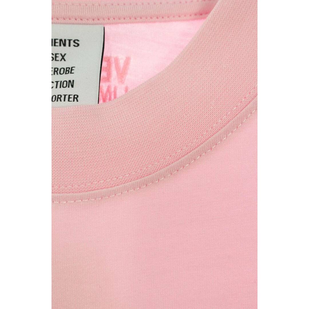 VETEMENTS(ヴェトモン)のヴェトモン  23AW  UE54TR285P BABYPINK X-SMALL刺繍Tシャツ  メンズ XS メンズのトップス(Tシャツ/カットソー(半袖/袖なし))の商品写真