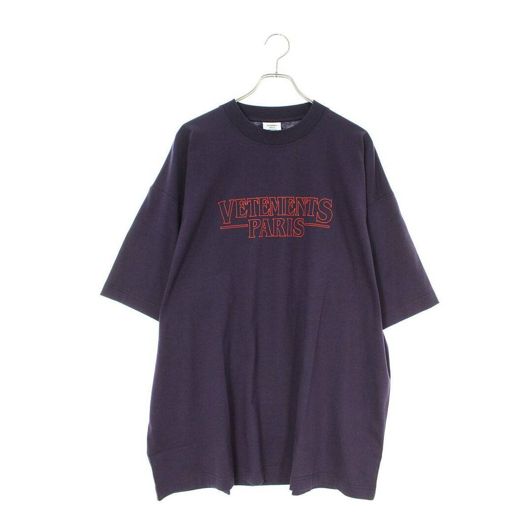 VETEMENTS(ヴェトモン)のヴェトモン  23AW  UE54TR330U PURPLE PARISロゴプリントTシャツ メンズ S メンズのトップス(Tシャツ/カットソー(半袖/袖なし))の商品写真