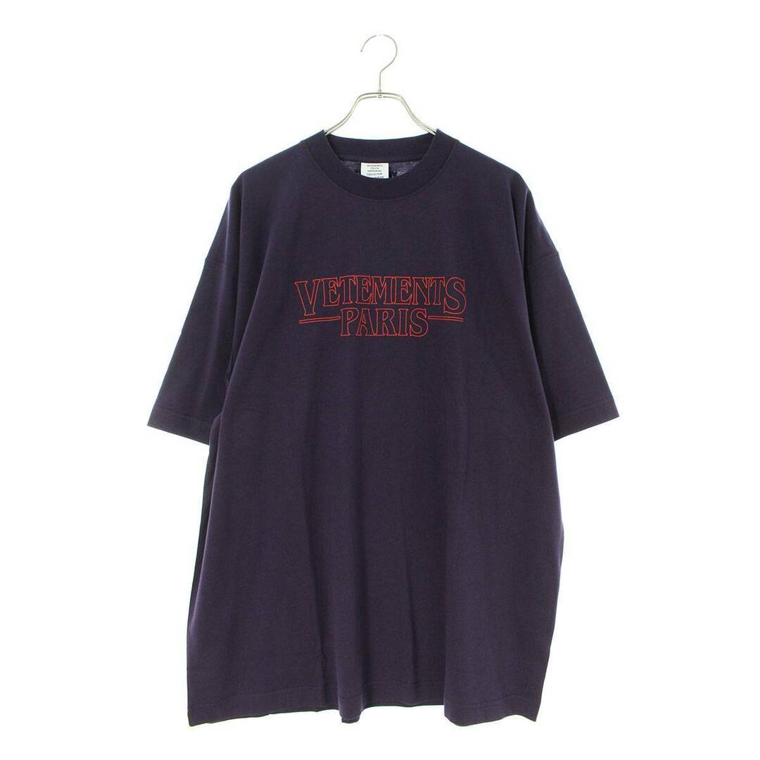 VETEMENTS(ヴェトモン)のヴェトモン  23AW  UE54TR330U PURPLE PARISロゴプリントTシャツ メンズ XS メンズのトップス(Tシャツ/カットソー(半袖/袖なし))の商品写真