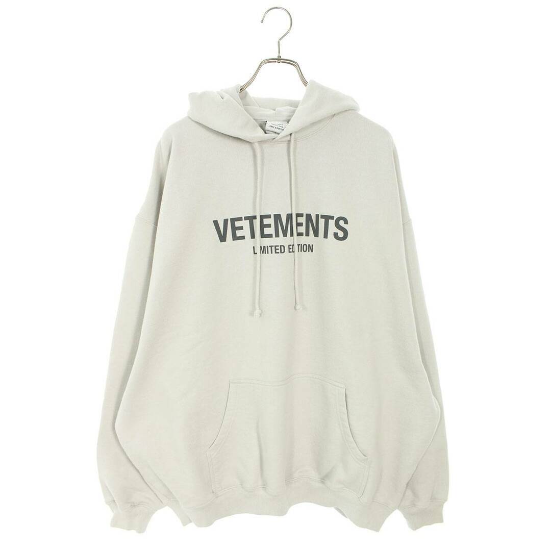 VETEMENTS(ヴェトモン)のヴェトモン  23AW  UE54HD220W OYSTRMUSHROOM ロゴエンブロイダリーパーカー メンズ XS メンズのトップス(パーカー)の商品写真