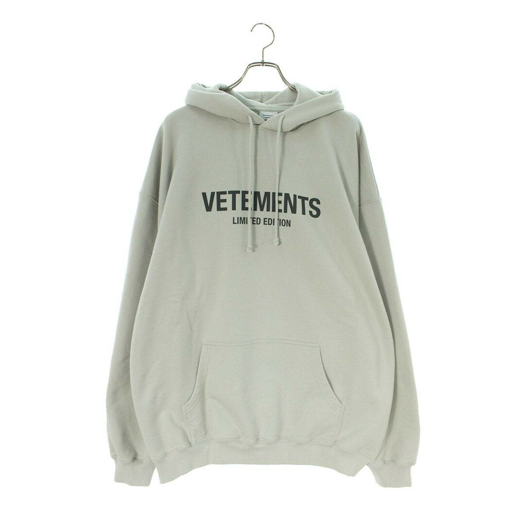 VETEMENTS(ヴェトモン)のヴェトモン  23AW  UE54HD220W OYSTRMUSHROOM ロゴエンブロイダリーパーカー  メンズ S メンズのトップス(パーカー)の商品写真