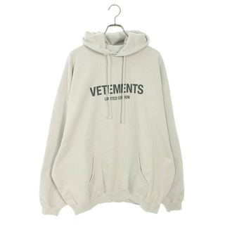 ヴェトモン(VETEMENTS)のヴェトモン  23AW  UE54HD220W OYSTRMUSHROOM ロゴエンブロイダリーパーカー  メンズ S(パーカー)