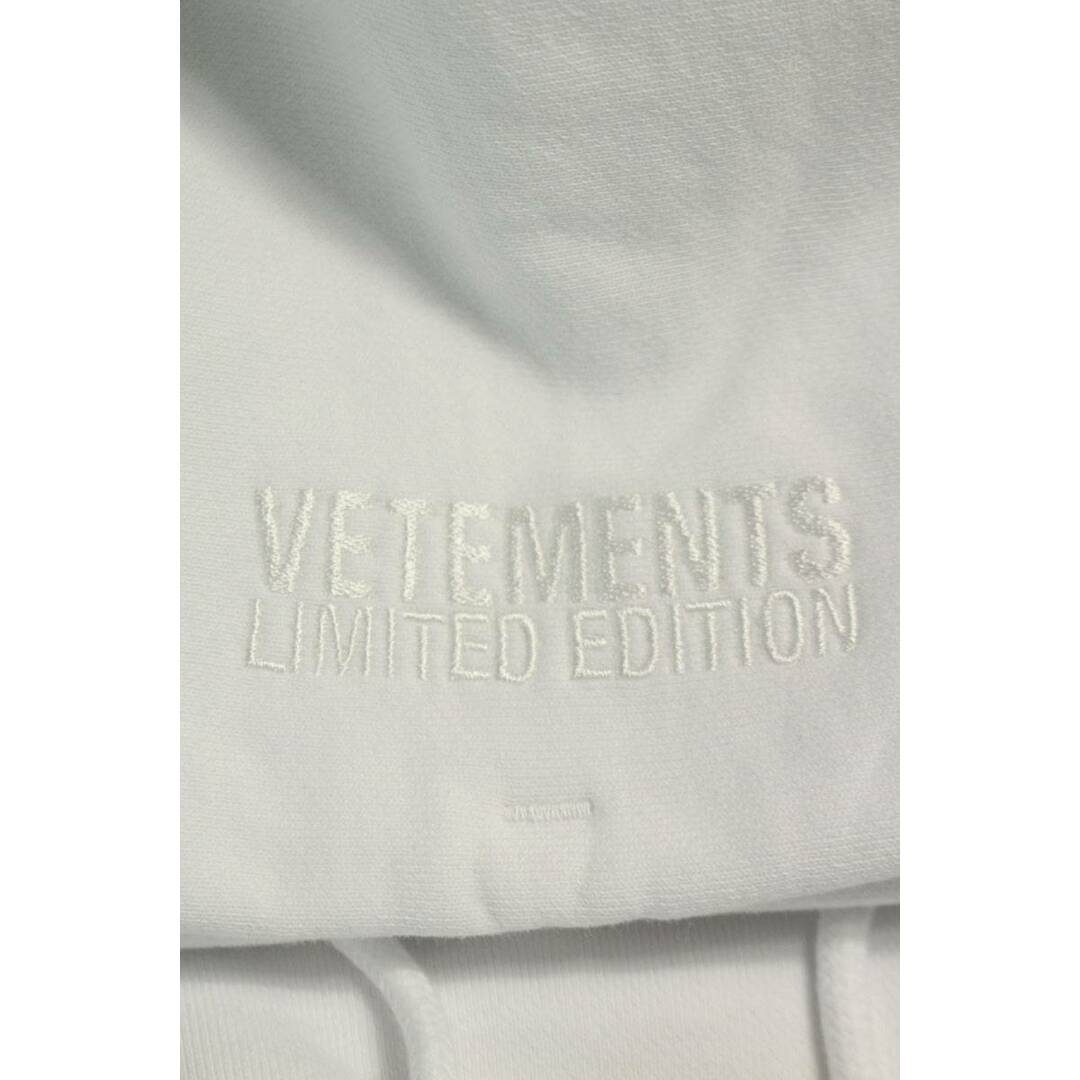 VETEMENTS(ヴェトモン)のヴェトモン  23AW  UE54HD100W WHITE ロゴエンブロイダリーパーカー  メンズ S メンズのトップス(パーカー)の商品写真