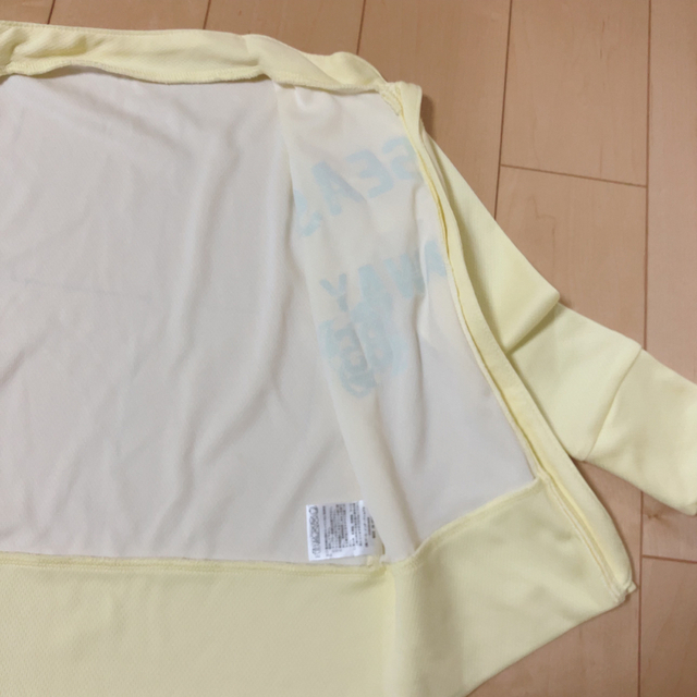 ラッシュガード　110  長袖　ロゴ　黄色　 キッズ/ベビー/マタニティのキッズ服女の子用(90cm~)(水着)の商品写真