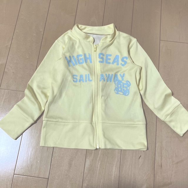 ラッシュガード　110  長袖　ロゴ　黄色　 キッズ/ベビー/マタニティのキッズ服女の子用(90cm~)(水着)の商品写真