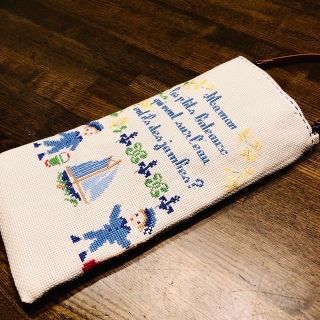 手刺繍と手縫いのでっかいポーチ　水平さんとスケート　オールハンドメイド(ポーチ)