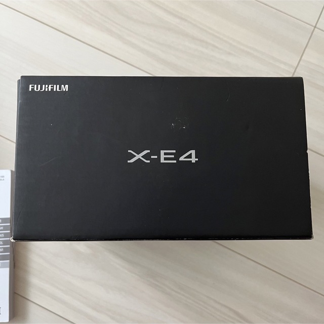 富士フイルム(フジフイルム)のFUJIFILM X-E4 シルバーの化粧箱 スマホ/家電/カメラのカメラ(その他)の商品写真
