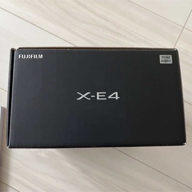 富士フイルム(フジフイルム)のFUJIFILM X-E4 シルバーの化粧箱 スマホ/家電/カメラのカメラ(その他)の商品写真