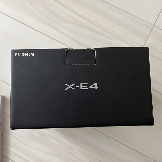 FUJIFILM X-E4 シルバーの化粧箱