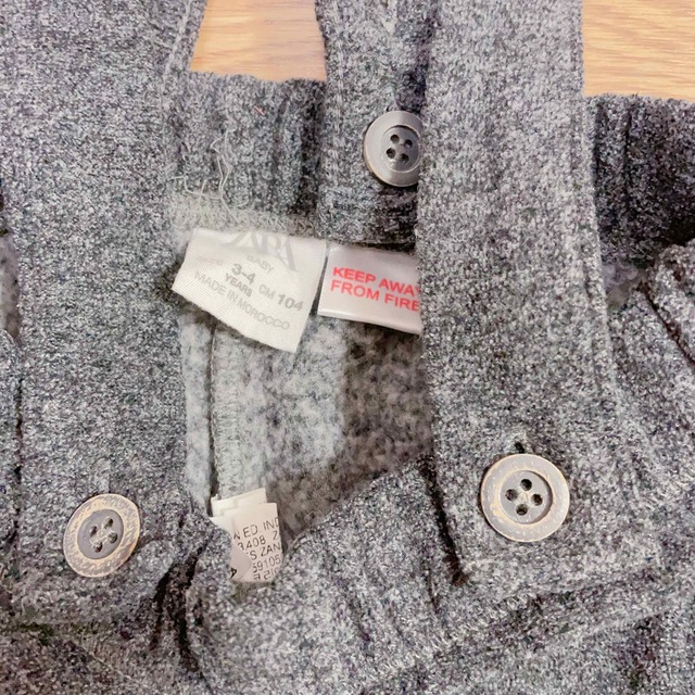 ZARA KIDS(ザラキッズ)のザラベビー　ショルダー付きパンツ　104㎝ キッズ/ベビー/マタニティのキッズ服男の子用(90cm~)(パンツ/スパッツ)の商品写真