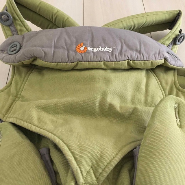 Ergobaby(エルゴベビー)のエルゴベビー　グリーン キッズ/ベビー/マタニティの外出/移動用品(抱っこひも/おんぶひも)の商品写真