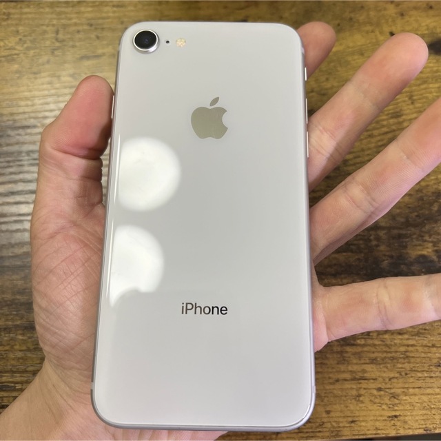 iPhone(アイフォーン)のApple iPhone ８　64GB SIM フリー　バッテリー　100% スマホ/家電/カメラのスマートフォン/携帯電話(スマートフォン本体)の商品写真