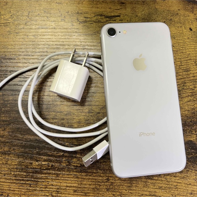 iPhone(アイフォーン)のApple iPhone ８　64GB SIM フリー　バッテリー　100% スマホ/家電/カメラのスマートフォン/携帯電話(スマートフォン本体)の商品写真