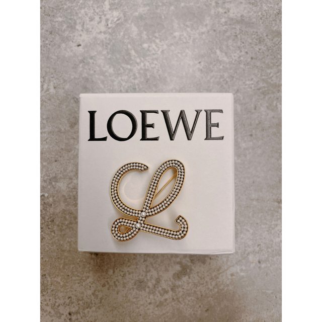 超希少】LOEWE ロエベ パールイニシャルブローチ - ブローチ/コサージュ