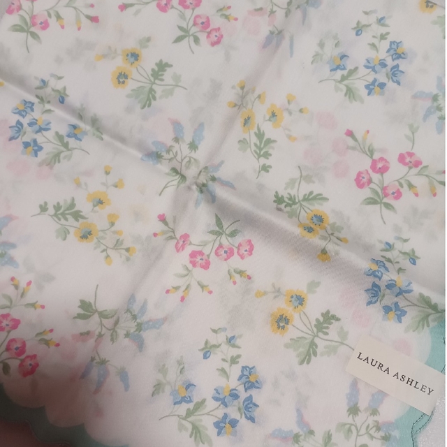 LAURA ASHLEY(ローラアシュレイ)の値下げ📌ローラアシュレイ☆大判ハンカチーフ58×58🌼 レディースのファッション小物(ハンカチ)の商品写真