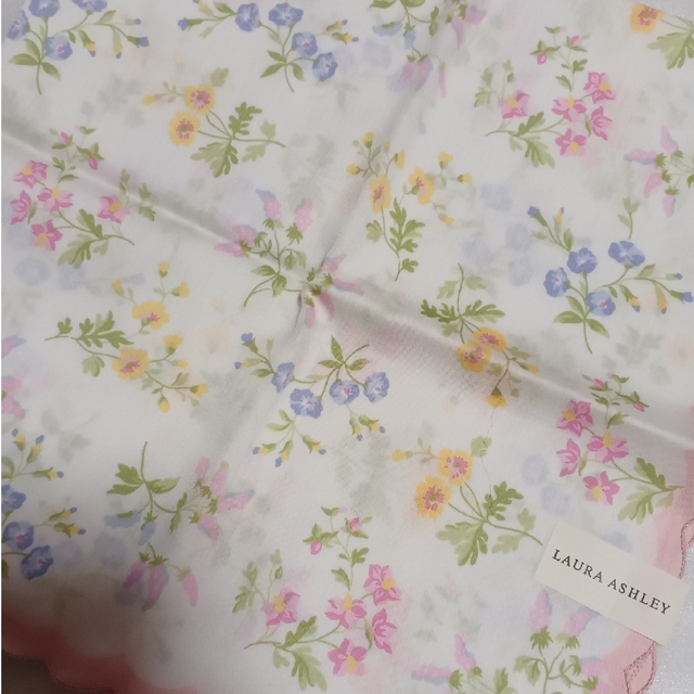 LAURA ASHLEY(ローラアシュレイ)の値下げ📌ローラアシュレイ☆大判ハンカチーフ58×58🌼 レディースのファッション小物(ハンカチ)の商品写真