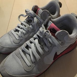 ナイキ(NIKE)の●ナイキ❤︎スニーカー25❤︎クラシックグレーとピンク(スニーカー)