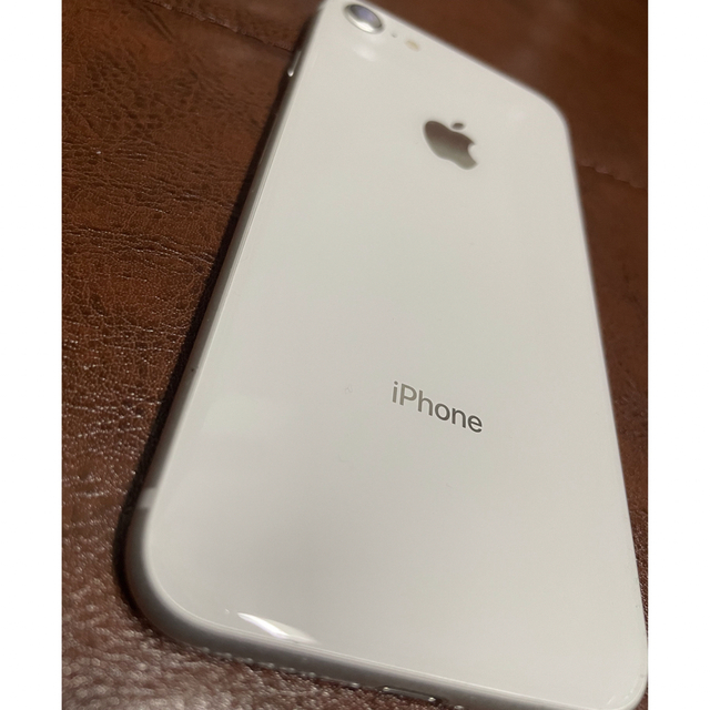 iPhone(アイフォーン)の【美品】iPhone8 シルバー 64GB simフリー スマホ/家電/カメラのスマートフォン/携帯電話(スマートフォン本体)の商品写真