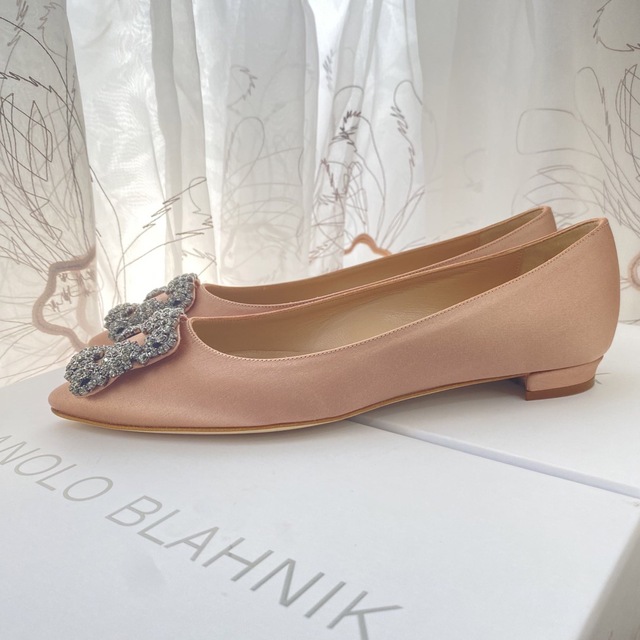 MANOLO BLAHNIK(マノロブラニク)の残り１【新品】マノロブラニク サテン ビジュー ハンギシ フラットシューズ 36 レディースの靴/シューズ(バレエシューズ)の商品写真