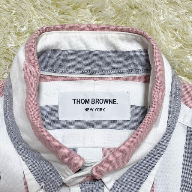 THOM BROWNE(トムブラウン)のトムブラウン 袖トリコロールライン ボタンダウンシャツ マルチストライプ 米国製 メンズのトップス(シャツ)の商品写真