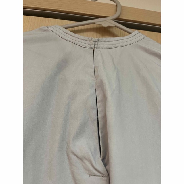 Discoat(ディスコート)のDiscoat後ろボタンバンドカラーシャツ  長袖チュニック　ブルーグレー　中古 レディースのトップス(シャツ/ブラウス(長袖/七分))の商品写真