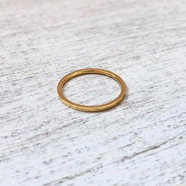 ステンレス製 平打ち1mm極細ゴールドリング 指輪 レディースのアクセサリー(リング(指輪))の商品写真