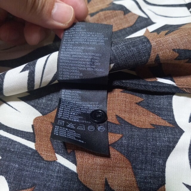 H&M(エイチアンドエム)のH&Mリヨセルアロハシャツブラック葉柄M新品未使用 メンズのトップス(シャツ)の商品写真
