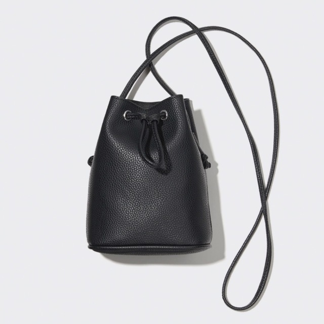 UNIQLO(ユニクロ)の新品未使用 ユニクロ レザータッチミニドローストリングショルダーバッグ ブラック レディースのバッグ(ショルダーバッグ)の商品写真
