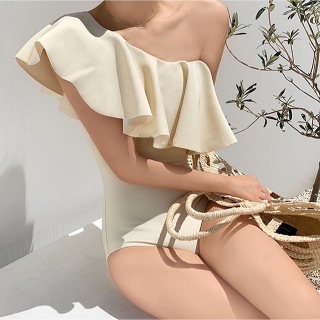 韓国　ワンショルダー水着　セパレート　オフホワイト　ビキニ　可愛い　おしゃれ レディースの水着/浴衣(水着)の商品写真