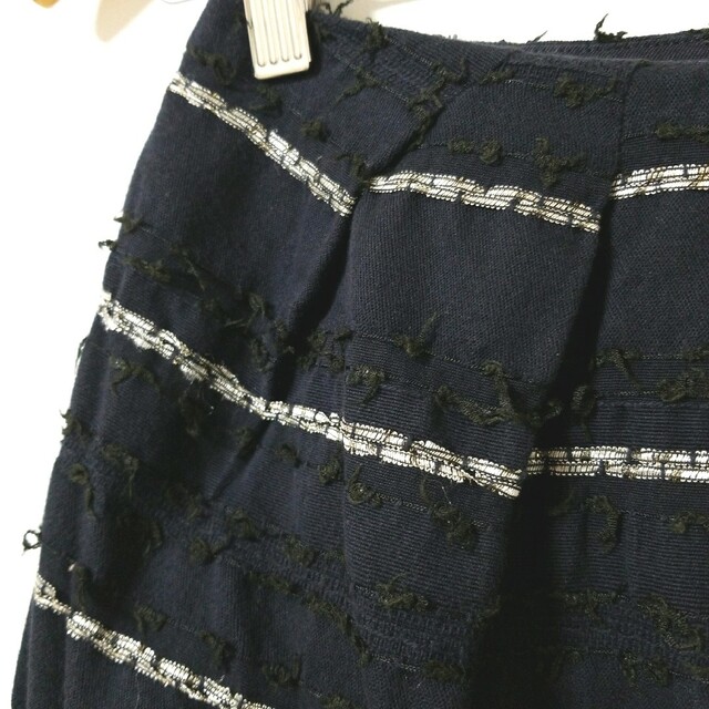 ANAYI(アナイ)のアナイ 春夏 ブラック×シルバー 綿 フリンジ フロントタック タイトスカート レディースのスカート(ひざ丈スカート)の商品写真