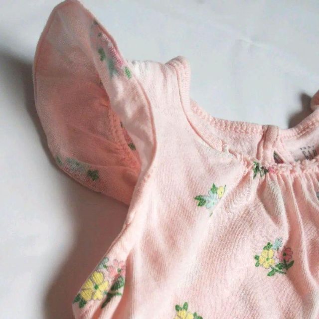 GAP(ギャップ)のBaby GAP 花柄ノースリーブロンパース 70サイズ ピンク キッズ/ベビー/マタニティのベビー服(~85cm)(ロンパース)の商品写真