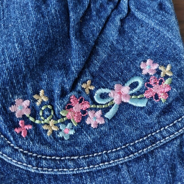 刺繍デニム　110 キッズ/ベビー/マタニティのキッズ服女の子用(90cm~)(パンツ/スパッツ)の商品写真