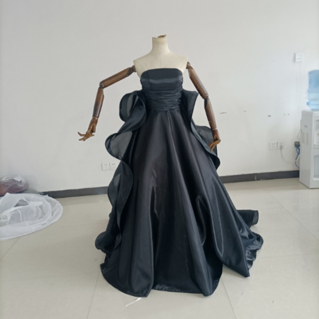 フォーマル/ドレス上品ウエディングドレス　スタイリッシュなバックスタイル　ベアトップ