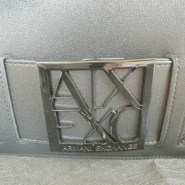 ARMANI EXCHANGE(アルマーニエクスチェンジ)の【新品・未使用】Armani Exchangeスクエアロゴ ショルダーバッグ黒　 レディースのバッグ(ショルダーバッグ)の商品写真