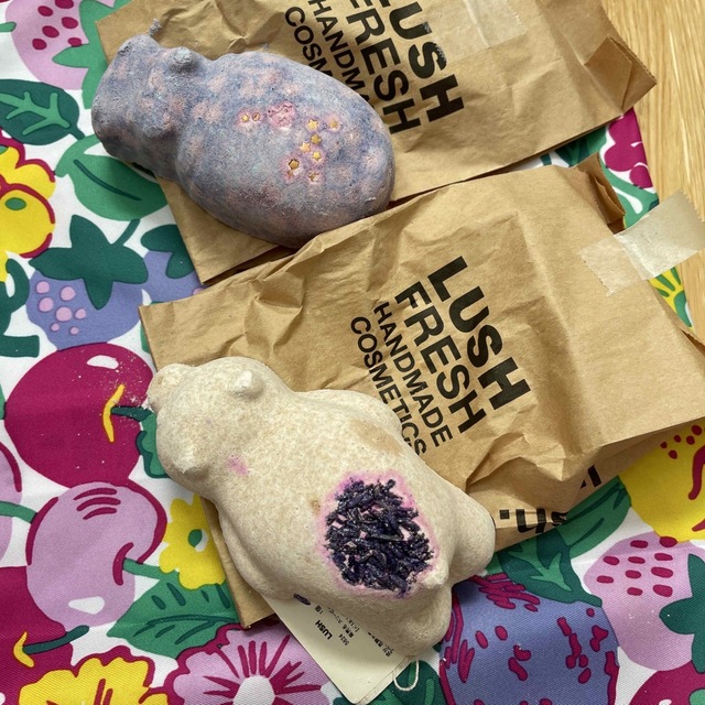 LUSH(ラッシュ)の【匿名配送】LUSH バスボム　2個セット　⚠️使用期限切れ注意 コスメ/美容のボディケア(入浴剤/バスソルト)の商品写真