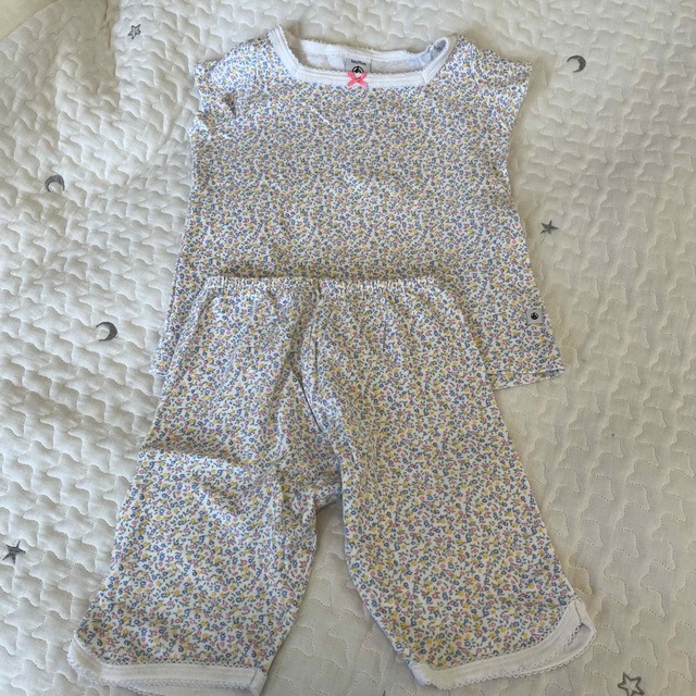 PETIT BATEAU(プチバトー)のPETIT BATEAU 半袖花柄パジャマ 3ans キッズ/ベビー/マタニティのキッズ服女の子用(90cm~)(パジャマ)の商品写真