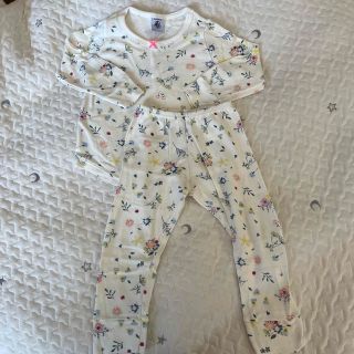 プチバトー(PETIT BATEAU)のPETIT BATEAU 長袖花柄パジャマ 2ans(パジャマ)