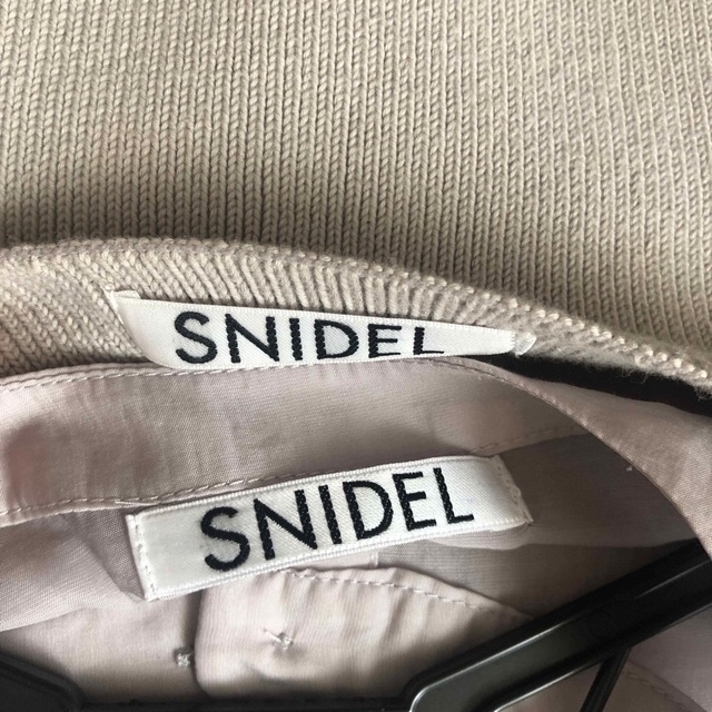 SNIDEL(スナイデル)のSNIDEL スナイデル　美品　ニットベストセットブラウス　ベージュ レディースのレディース その他(セット/コーデ)の商品写真