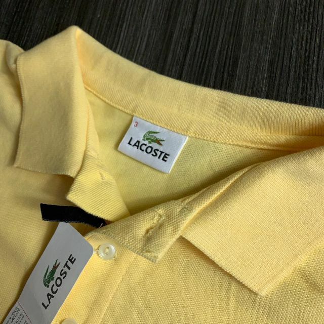 LACOSTE(ラコステ)の未使用タグ付属 LACOSTE ラコステ 黄色 半袖ポロシャツ 一部汚れあり メンズのトップス(ポロシャツ)の商品写真