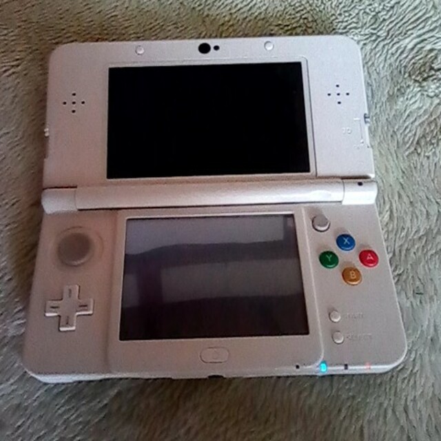 ニンテンドー3DS(ニンテンドー3DS)のNEW 3DS 　キティちゃんプレートつき。 エンタメ/ホビーのゲームソフト/ゲーム機本体(携帯用ゲーム機本体)の商品写真