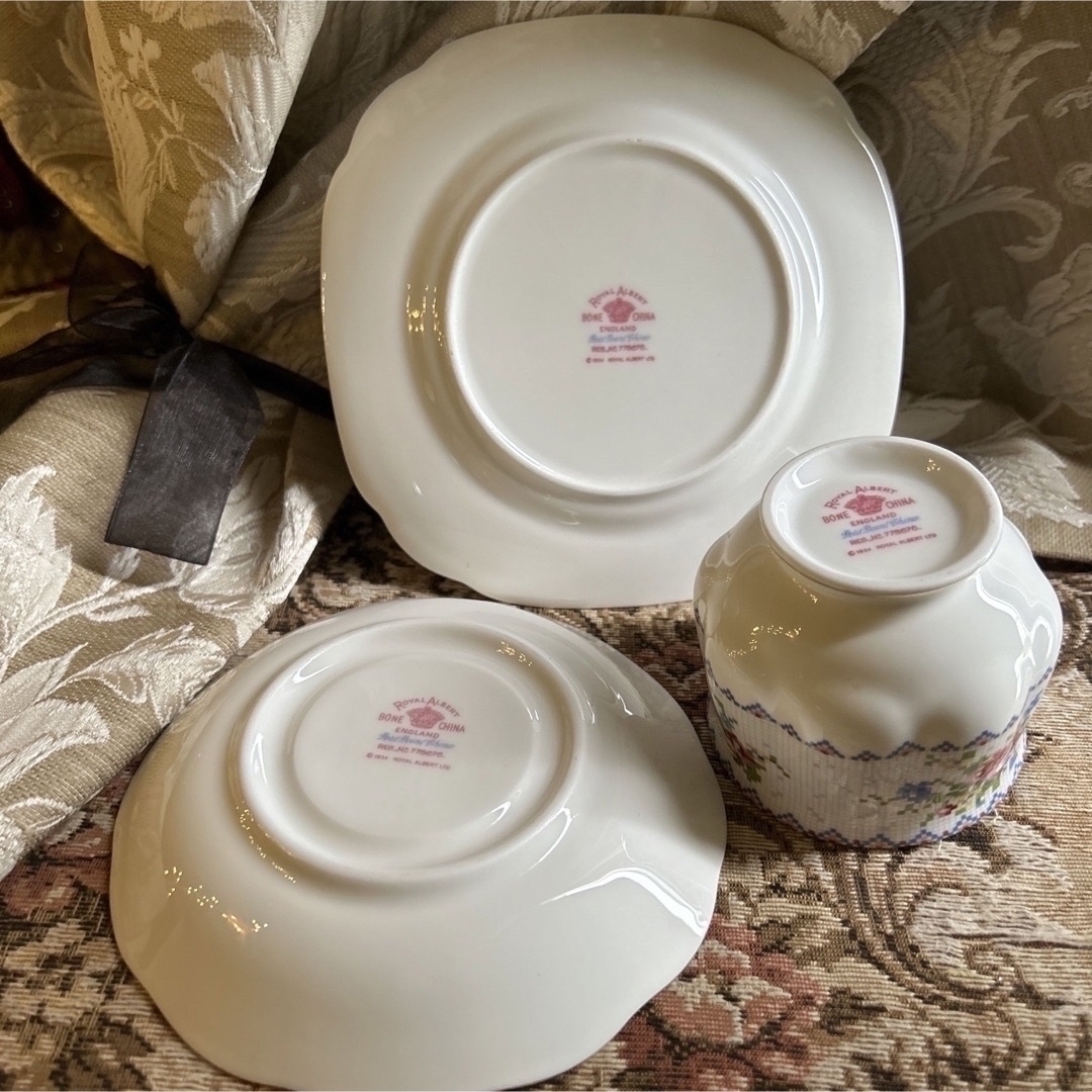 ROYAL ALBERT(ロイヤルアルバート)の英国製 希少 Royal Albert 【Petit Point】トリオ    インテリア/住まい/日用品のキッチン/食器(食器)の商品写真